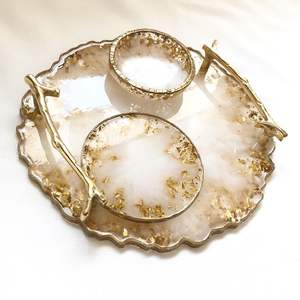 Plateau de chargeur en résine fait main finition moderne colorée personnalisable 100 pièces pour afficher des collations de fruits de desserts ajoutant du charme - Product Image 6