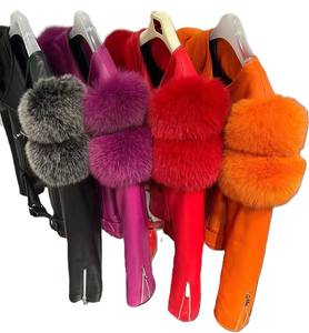 Veste en cuir de laine décontractée OEM pour femmes Garniture en fourrure de renard Col à capuche Fermeture à glissière Respirante Formelle pour la saison d'hiver Taille XS - Product Image 2