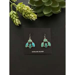 Pendientes Colgantes Geométricos de Turquesa Kingman y Plata de Ley Hechos a Mano por Artesanos Navajo - Product Image 1