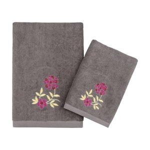 Meilleures ventes de luxueuses serviettes de bain ultra douces en coton biologique 100% égyptien certifié GOTS avec lettre initiale brodée - Product Image 4