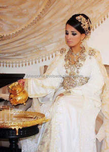 Robe caftan blanche de mariée omanaise avec broderie lourde et travail de la pierre et style de ceinture unique - Product Image 2
