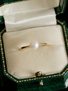 Anillo Minimalista de Perlas Apilables, Anillo de Boda Delicado, Anillo de Regalo de Aniversario - Product Image 1
