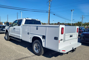 Camioneta Ford F-350 de cabina extendida 4x4 usada, limpia, modelo 2011, con enganche de remolque, ideal para mecánico, servicio, utilidades, construcción y trabajos manuales. - Product Image 4