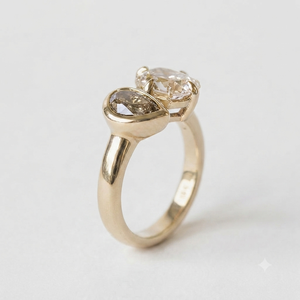 Anillo de compromiso clásico de oro amarillo de 18 quilates para mujer con diamantes cultivados en laboratorio con corte pera y corte cojín, certificado IGI, estilo Toi et Moi - Product Image 3