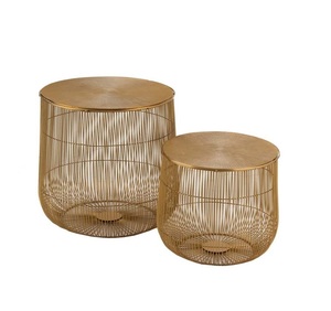 Table d'appoint compacte en treillis métallique avec cadre élégant, parfaite pour les petits appartements ou les intérieurs contemporains - Product Image 3