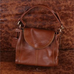 Bolso cruzado de cuero genuino hecho a mano, bolso de hombro de alta calidad con cubierta de solapa, diseño clásico y elegante para mujer - Product Image 3