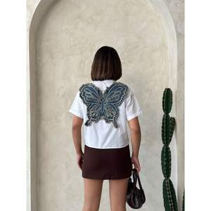 Chemisiers blancs élégants pour femmes avec détail papillon – Vente en gros - Product Image 4