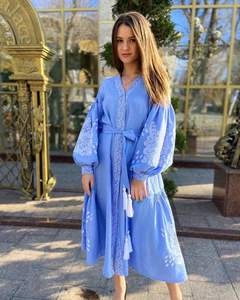 Robes en coton et lin vibrantes avec broderie pour femmes Robe bleue ukrainienne avec broderie blanche Robes grandes tailles - Product Image 1