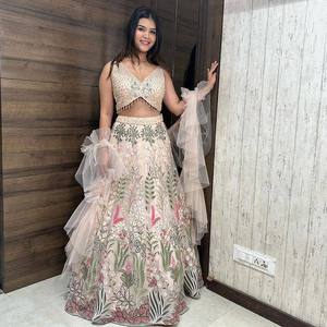 Hermosa fiesta desgaste lentejuelas hilo Lehenga con latas y capas de lona - Product Image 1