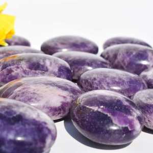 Lapidolite violette polie hautement polie pierre de palmier cristal d'agate naturelle pierre de style d'amour guérison méditation pierre Reiki - Product Image 5