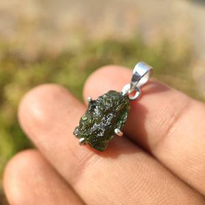 Pendentif en cristal de moldavite brute Collier de moldavite fait à la main Bijoux de guérison authentiques Cadeau tendance élégant pour elle - Product Image 1