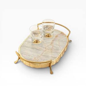 Bandeja de Servicio de Cuarzo Blanco Natural con Borde Crudo y Asas de Metal Dorado para un Estilo de Bar y Mesa de Lujo - Product Image 6