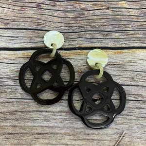 Boucles d'oreilles en corne de buffle 100 % artisanales de qualité supérieure, durables, imitation antique, design rond, pour la décoration intérieure et les cadeaux d'affaires - Product Image 5