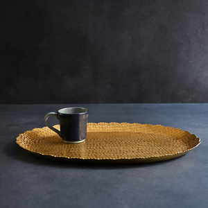 Plateau de service ovale décoratif en métal doré martelé de luxe, écologique, compatible lave-vaisselle, pour la maison, l'hôtel et les événements - Product Image 1