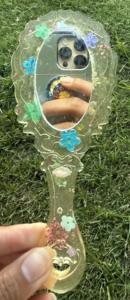 Miroir à main en résine avec finition lisse et brillante, parfait pour un usage quotidien, le maquillage ou des fins décoratives, ajoutant une touche élégante - Product Image 3