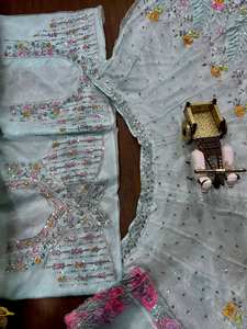 Meilleure vente de Tapeta de créateur indien broderie en soie Choli Dupatta tenue de mariage de fête prête à l'emploi avec robe en filet - Product Image 5