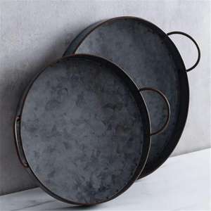 Plateau de service rond galvanisé artisanal indien personnalisable avec poignée en métal écologique pour les barbecues et les pique-niques - Product Image 1