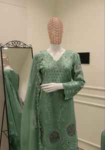 ชุดคุर्ตาผ้าฝ้ายสำหรับผู้หญิงสไตล์อินเดีย/ปากีสถานแบบดั้งเดิม ดีไซน์ทันสมัย ตกแต่งด้วยงานผ้าที่มีศิลปะ ทรงพลิ้วไหว เหมาะสำหรับงานปาร์ตี้ - Product Image 2