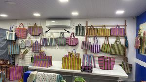 Grand sac à provisions tissé à rayures en plastique avec fermeture éclair réutilisable personnalisé écologique fabriqué à la main cosmétique holographique de plage recyclé - Product Image 2