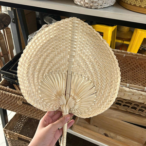 Ventilador de mano de hoja de palma de bambú pintado de Vietnam para artículos promocionales - Product Image 1