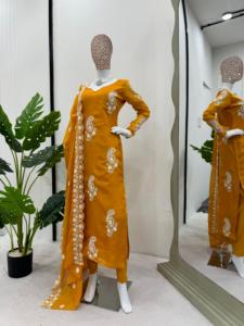 ชุดผ้าไหมออกแบบด้วย dupatta ด้านในและปักสำหรับงานปาร์ตี้งานด้ายสวยงาม - Product Image 4