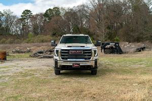 รถบรรทุก GMC Sierra 3500 Duramax SLE 4WD ปี 2026 ภายในสีเข้ม พวงมาลัยซ้าย พร้อมแผ่นรองพื้นกระบะแบบพ่น จัดส่งฟรี - Product Image 4