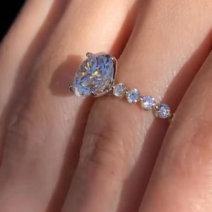 Lab Grown Oal Cut Diamond Compromiso Ring925 plata esterlina IGI Certificado Lujoso Pave Setting Anillo de regalo para mujeres - Product Image 1