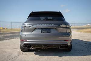 Cayenne Turbo 2021, V8 Twin-Turbo de 541 hp, Tracción en las Cuatro Ruedas, Paquete Premium Plus, Sin Modificar - Product Image 3