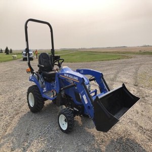 Tractores Agrícolas Multifuncionales Usados New Holland WORKMASTER 25S de Alto Rendimiento, Compactos, 4x4, con Bomba, Fácil Operación - Product Image 1