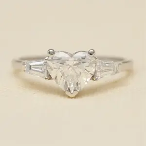 Anillo de Compromiso con Diamante de Laboratorio de Tres Piedras con Corte Corazón LR40598 - Product Image 3