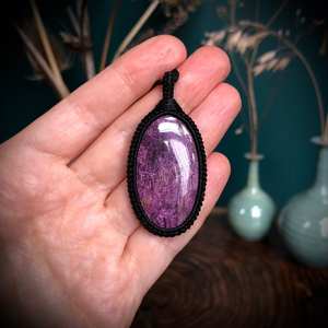 Collier Purpurite de haute qualité pendentif en cristal macramé cristal pierre précieuse guérison Anneroza Rock pendentif violet pierre précieuse coupe ovale - Product Image 2