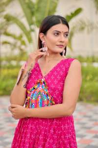 2024 été nouvelle mode filles longue grande taille col en v Georgette Bandhani imprimer mariage plage formel parole longueur vêtements tissés - Product Image 5