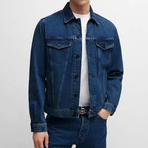 Chaqueta vaquera rasgada para hombre al por mayor, abrigo vaquero desgastado, ropa de calle ajustada a la moda, prendas de vestir exteriores informales con cuello levantado y logotipo frontal - Product Image 1