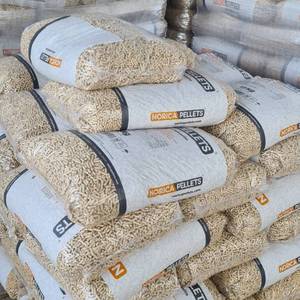 Achetez des granulés de bois de haute qualité en ligne, granulés de bois dur, combustible à haute émission de chaleur et faible humidité - Product Image 1