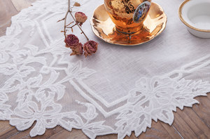 Caminos de mesa de lino blanco bordado al por mayor personalizados de alta calidad con diseño de flores recortadas para fiestas en el hogar o en el Hotel - Product Image 2