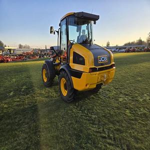 La qualité supérieure rencontre la robustesse dans la chargeuse sur pneus JCB 409 AGRI 2025, équipée d'un moteur Kubota et d'un vérin hydraulique Eaton. - Product Image 2
