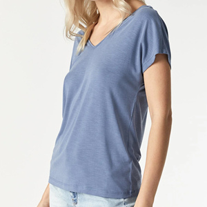 T-shirt à col en V personnalisé de haute qualité pour femmes avec logo OEM T-shirt élégant bon marché directement de l'usine du Bangladesh - Product Image 3