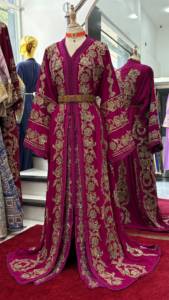 Takchita marocaine élégante brodée avec un motif floral doré, col en V, manches longues, kaftan long jusqu'au sol, robe de mariée pour femmes - Product Image 3