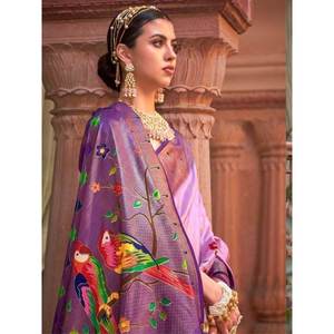 ชุดส่าหรีผ้าไหมพิมพ์ลายดอกไม้สีม่วงคลาสสิก แต่งลายฟอยล์ พร้อมพู่ห้อย สำหรับงานเทศกาล พร้อมเสื้อคลุมสำหรับงานปาร์ตี้ - Product Image 4
