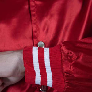 แจ็กเก็ตบอมเบอร์ผ้าซาตินฮิปฮอปที่ดีที่สุดสำหรับผู้ชายปกตั้งบริการ OEM เป็นมิตรกับสิ่งแวดล้อมจดหมายกันลมฤดูหนาว - Product Image 6