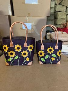 Sac fourre-tout en raphia fait main avec broderie à pois colorée, fermeture à cordon, longues poignées en cuir, style moderne, origine Madagascar - Product Image 3