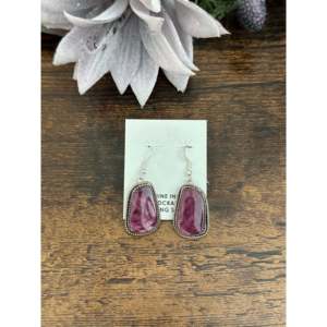 Boucles d'oreilles pendantes en huître épineuse violette en argent sterling par Virginia Becenti - Product Image 1
