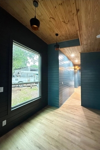 Maisonnette préfabriquée moderne et contemporaine en acier, 40x8 pieds, 320 pieds carrés, 1 chambre, 1 salle de bain, bois et métal - Product Image 3