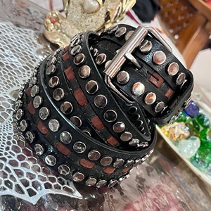 Ceinture en cuir véritable cloutée pour homme 100% avec accent tissé - Product Image 4