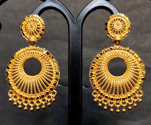 Boucles d'oreilles en vrac serties de boucles d'oreilles Jhumka en plaqué or 22CT de conception traditionnelle bijoux pour femmes portés par les exportateurs - Product Image 3