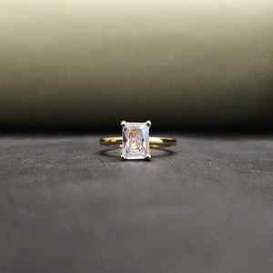 แหวนหมั้นทรง Radiant Cut ประดับด้วยหินธรรมชาติ ชุบทองบนสแตนเลสสตีล แบรนด์ Trendy DOPE JEWELLS สำหรับทุกเพศทุกวัย ได้รับการรับรองจาก IGI เหมาะสำหรับวันวาเลนไทน์ - Product Image 2