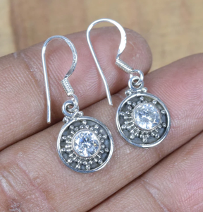 Pendiente clásico de mujer con piedras preciosas facetadas de topacio blanco plateado sólido 925 para uso diario y accesorio de fiesta de piedra de nacimiento de abril - Product Image 1