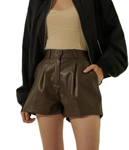 กางเกงขาสั้นกีฬาลำลองคุณภาพสูงสำหรับผู้ชาย รุ่นใหม่ล่าสุด ลายเรียบ ผลิตจากผ้าไม่ทอที่เป็นมิตรกับสิ่งแวดล้อม แห้งเร็ว ย้อมสีพื้น - Product Image 1