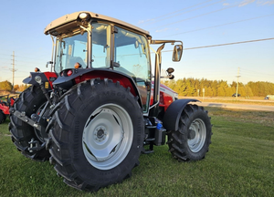 Tracteur Massey Ferguson 5M.145 4x4 avec 3 vannes hydrauliques auxiliaires arrière, cabine/climatisation/chauffage, transmission Powershift - Product Image 4