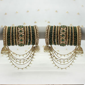 Elegantes brazaletes de latón en tono dorado con bordes de perlas intrincados. Disponible a precios de mayoreo. - Product Image 2